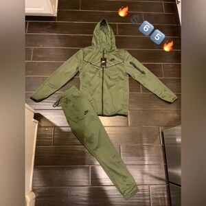 Brand New men Nike Olive Green Tracksuit